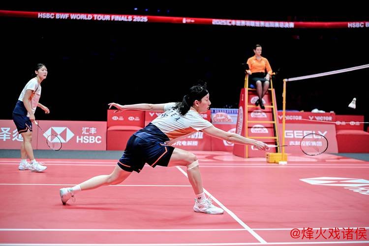 世界羽联年终总决赛女双决赛激烈对决，韩国组合李绍希白荷娜力克日本名将福岛两局获胜