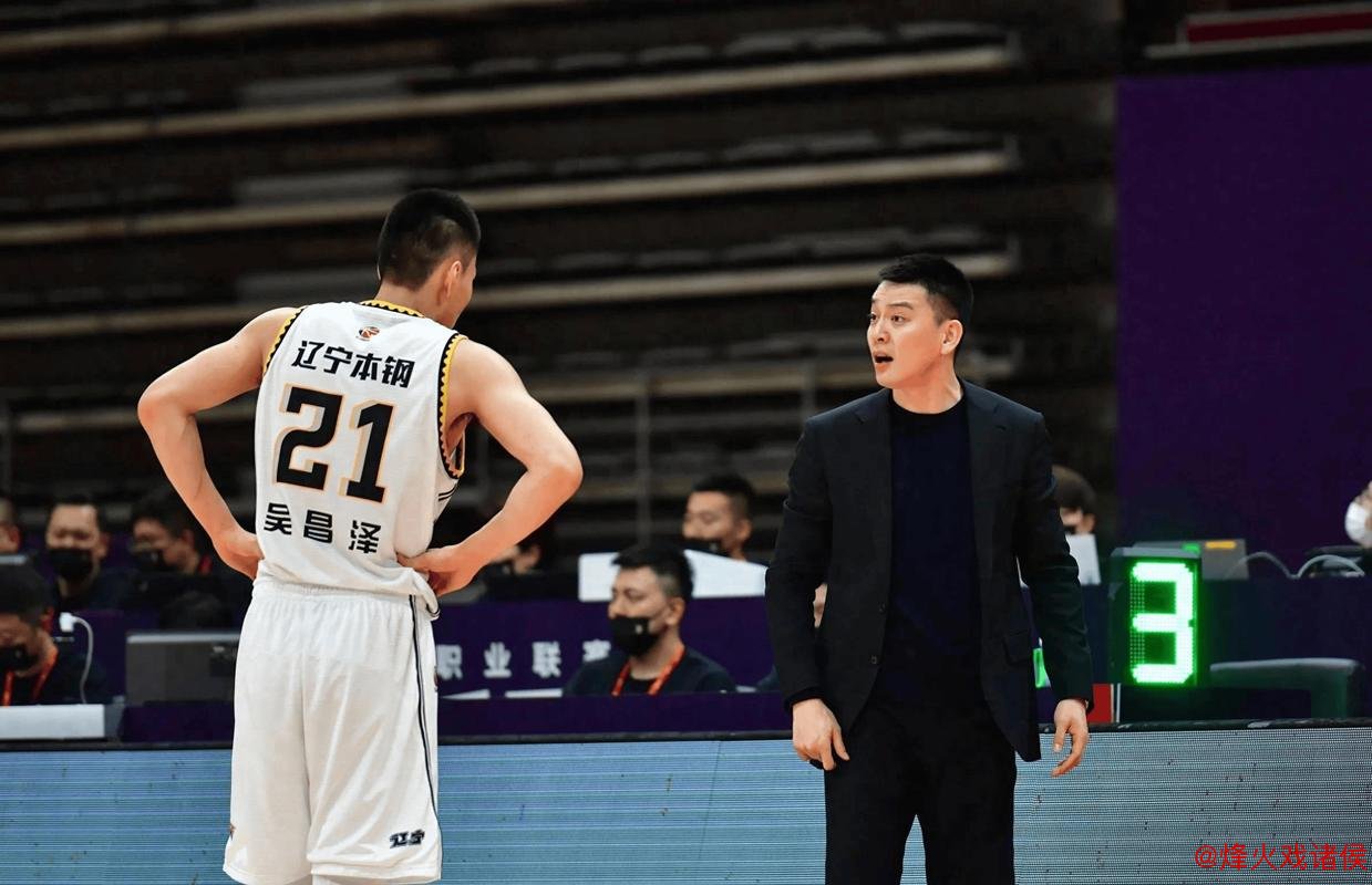 杨鸣因判罚争议被罚出场,辽宁队失控致比赛逆转 杨鸣因判罚争议被罚出场,辽宁队失控致比赛逆转