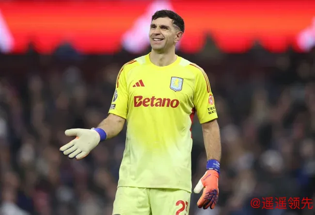 维拉主力门将大马丁内斯因伤缺席