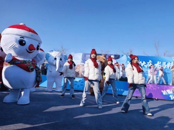 必威体育 中国最大公益性冰雪艺术园区开园迎客