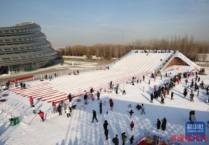 中国最大公益性冰雪艺术园区开园迎客