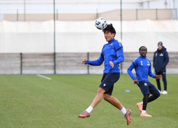 必威体育下载 （体育）足球——魏祥鑫参加欧塞尔预备队训练