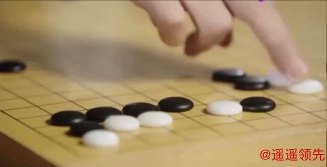 采访中，聂卫平亲手复原与小林光一棋局的每一步