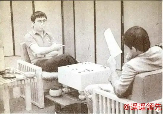 身穿中国二字短袖出战！聂卫平直面小林光一